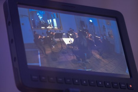 zdjęcie ekranu ukazujący dyrygentkę i zespół instrumentalny